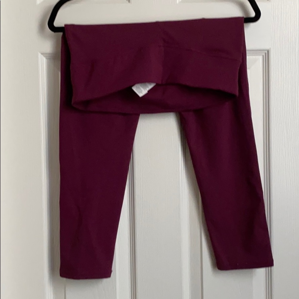 Cropped burgundy leggings